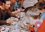 Standbild Matrosen Essen auf USS Boxer Korea, 1953, aus Sekunde 22 historischem Filmmaterial Videoclip 65675038543