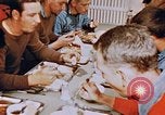 Standbild Matrosen Essen auf USS Boxer Korea, 1953, aus Sekunde 23 historischem Filmmaterial Videoclip 65675038543