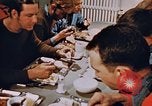 Standbild Matrosen Essen auf USS Boxer Korea, 1953, aus Sekunde 25 historischem Filmmaterial Videoclip 65675038543