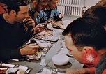 Standbild Matrosen Essen auf USS Boxer Korea, 1953, aus Sekunde 26 historischem Filmmaterial Videoclip 65675038543
