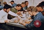 Standbild Matrosen Essen auf USS Boxer Korea, 1953, aus Sekunde 30 historischem Filmmaterial Videoclip 65675038543