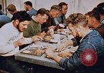 Standbild Matrosen Essen auf USS Boxer Korea, 1953, aus Sekunde 31 historischem Filmmaterial Videoclip 65675038543