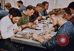 Standbild Matrosen Essen auf USS Boxer Korea, 1953, aus Sekunde 32 historischem Filmmaterial Videoclip 65675038543