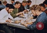 Standbild Matrosen Essen auf USS Boxer Korea, 1953, aus Sekunde 33 historischem Filmmaterial Videoclip 65675038543