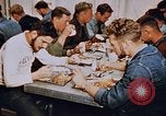 Standbild Matrosen Essen auf USS Boxer Korea, 1953, aus Sekunde 35 historischem Filmmaterial Videoclip 65675038543