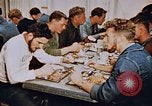 Standbild Matrosen Essen auf USS Boxer Korea, 1953, aus Sekunde 37 historischem Filmmaterial Videoclip 65675038543