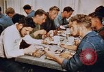 Standbild Matrosen Essen auf USS Boxer Korea, 1953, aus Sekunde 38 historischem Filmmaterial Videoclip 65675038543