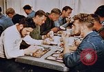Standbild Matrosen Essen auf USS Boxer Korea, 1953, aus Sekunde 39 historischem Filmmaterial Videoclip 65675038543