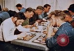 Standbild Matrosen Essen auf USS Boxer Korea, 1953, aus Sekunde 40 historischem Filmmaterial Videoclip 65675038543