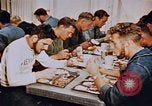Standbild Matrosen Essen auf USS Boxer Korea, 1953, aus Sekunde 41 historischem Filmmaterial Videoclip 65675038543