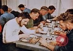Standbild Matrosen Essen auf USS Boxer Korea, 1953, aus Sekunde 42 historischem Filmmaterial Videoclip 65675038543