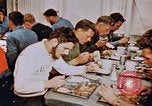 Standbild Matrosen Essen auf USS Boxer Korea, 1953, aus Sekunde 43 historischem Filmmaterial Videoclip 65675038543