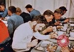 Standbild Matrosen Essen auf USS Boxer Korea, 1953, aus Sekunde 44 historischem Filmmaterial Videoclip 65675038543