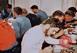 Standbild Matrosen Essen auf USS Boxer Korea, 1953, aus Sekunde 45 historischem Filmmaterial Videoclip 65675038543