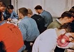 Standbild Matrosen Essen auf USS Boxer Korea, 1953, aus Sekunde 46 historischem Filmmaterial Videoclip 65675038543