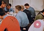 Standbild Matrosen Essen auf USS Boxer Korea, 1953, aus Sekunde 47 historischem Filmmaterial Videoclip 65675038543