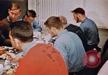 Standbild Matrosen Essen auf USS Boxer Korea, 1953, aus Sekunde 48 historischem Filmmaterial Videoclip 65675038543