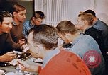 Standbild Matrosen Essen auf USS Boxer Korea, 1953, aus Sekunde 49 historischem Filmmaterial Videoclip 65675038543