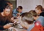 Standbild Matrosen Essen auf USS Boxer Korea, 1953, aus Sekunde 50 historischem Filmmaterial Videoclip 65675038543