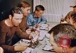 Standbild Matrosen Essen auf USS Boxer Korea, 1953, aus Sekunde 52 historischem Filmmaterial Videoclip 65675038543