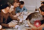 Standbild Matrosen Essen auf USS Boxer Korea, 1953, aus Sekunde 55 historischem Filmmaterial Videoclip 65675038543