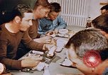Standbild Matrosen Essen auf USS Boxer Korea, 1953, aus Sekunde 56 historischem Filmmaterial Videoclip 65675038543