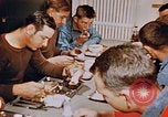 Standbild Matrosen Essen auf USS Boxer Korea, 1953, aus Sekunde 58 historischem Filmmaterial Videoclip 65675038543