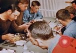 Standbild Matrosen Essen auf USS Boxer Korea, 1953, aus Sekunde 59 historischem Filmmaterial Videoclip 65675038543