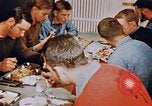 Standbild Matrosen Essen auf USS Boxer Korea, 1953, aus Sekunde 60 historischem Filmmaterial Videoclip 65675038543