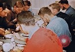 Standbild Matrosen Essen auf USS Boxer Korea, 1953, aus Sekunde 61 historischem Filmmaterial Videoclip 65675038543