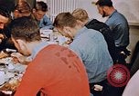 Standbild Matrosen Essen auf USS Boxer Korea, 1953, aus Sekunde 62 historischem Filmmaterial Videoclip 65675038543