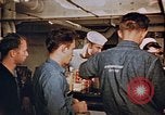 Standbild Matrosen Essen an Bord der USS Boxer Korea, 1953, aus Sekunde 10 historischem Filmmaterial Videoclip 65675038544