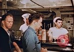 Standbild Matrosen Essen an Bord der USS Boxer Korea, 1953, aus Sekunde 19 historischem Filmmaterial Videoclip 65675038544