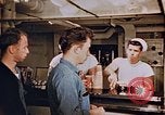 Standbild Matrosen Essen an Bord der USS Boxer Korea, 1953, aus Sekunde 20 historischem Filmmaterial Videoclip 65675038544