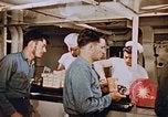 Standbild Matrosen Essen an Bord der USS Boxer Korea, 1953, aus Sekunde 31 historischem Filmmaterial Videoclip 65675038544