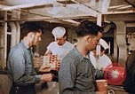 Standbild Matrosen Essen an Bord der USS Boxer Korea, 1953, aus Sekunde 32 historischem Filmmaterial Videoclip 65675038544