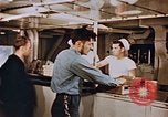 Standbild Matrosen Essen an Bord der USS Boxer Korea, 1953, aus Sekunde 36 historischem Filmmaterial Videoclip 65675038544