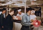 Standbild Matrosen Essen an Bord der USS Boxer Korea, 1953, aus Sekunde 37 historischem Filmmaterial Videoclip 65675038544