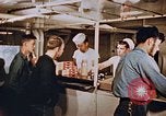 Standbild Matrosen Essen an Bord der USS Boxer Korea, 1953, aus Sekunde 38 historischem Filmmaterial Videoclip 65675038544