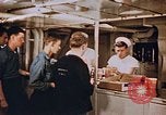 Standbild Matrosen Essen an Bord der USS Boxer Korea, 1953, aus Sekunde 45 historischem Filmmaterial Videoclip 65675038544