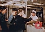 Standbild Matrosen Essen an Bord der USS Boxer Korea, 1953, aus Sekunde 47 historischem Filmmaterial Videoclip 65675038544