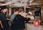 Standbild Matrosen Essen an Bord der USS Boxer Korea, 1953, aus Sekunde 49 historischem Filmmaterial Videoclip 65675038544