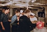 Standbild Matrosen Essen an Bord der USS Boxer Korea, 1953, aus Sekunde 50 historischem Filmmaterial Videoclip 65675038544