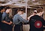 Standbild Matrosen Essen an Bord der USS Boxer Korea, 1953, aus Sekunde 58 historischem Filmmaterial Videoclip 65675038544