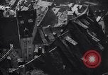 Image drapeaux nazis affichée partout Allemagne, 1934, de la seconde 26 séquences d'archives historiques vidéo 65675038562