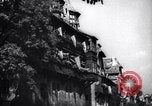 Image drapeaux nazis affichée partout Allemagne, 1934, de la seconde 60 séquences d'archives historiques vidéo 65675038562