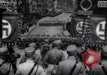 Immagine di Adolf Hitler rivedendo sfilata dalla sua auto Germania, 1934, secondo 23 filmato di repertorio 65675038573