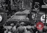 Immagine di Adolf Hitler rivedendo sfilata dalla sua auto Germania, 1934, secondo 24 filmato di repertorio 65675038573