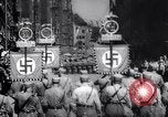 Immagine di Adolf Hitler rivedendo sfilata dalla sua auto Germania, 1934, secondo 38 filmato di repertorio 65675038573