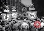 Immagine di Adolf Hitler rivedendo sfilata dalla sua auto Germania, 1934, secondo 40 filmato di repertorio 65675038573